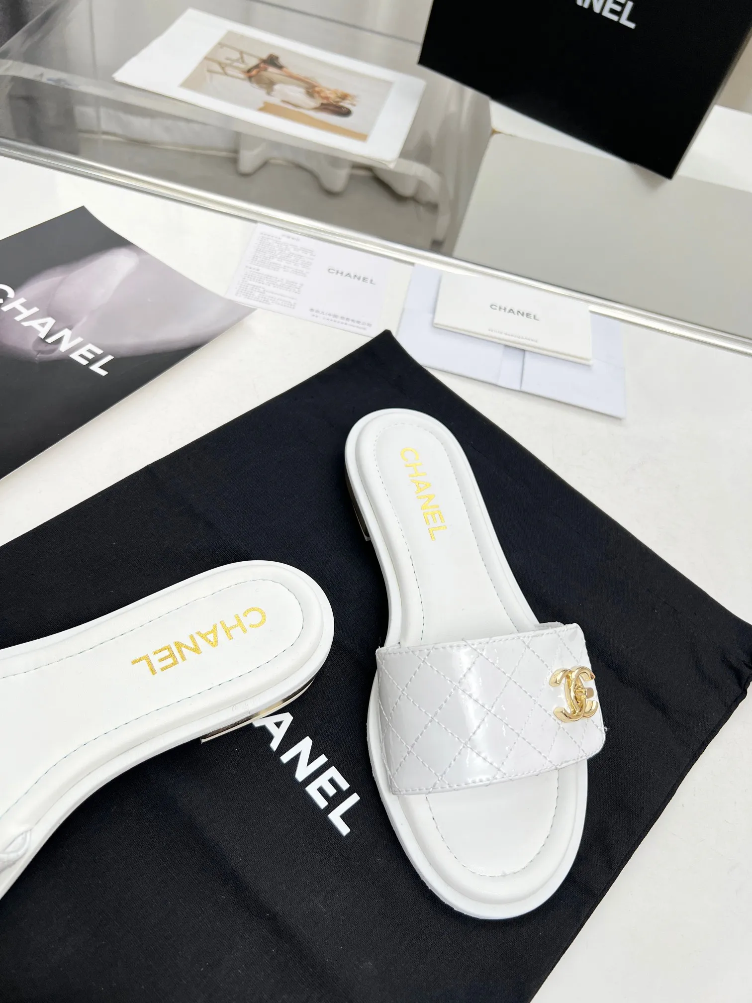 👟👟Ex-factory price 400👟👟 Genuine leather outsole Chanel24👟👟Ex-factory price Chanel 2024 spring and summer new Mier slippers, a summer must-have, goddess series, with the elegant and ladylike temperament of the Chan family, super durable and irresistible. The upper is made of original molded hardware buckles and electric embroidery, and the sheepskin lining is soft and comfortable. 🇮🇹 ▪️Size: 35-41